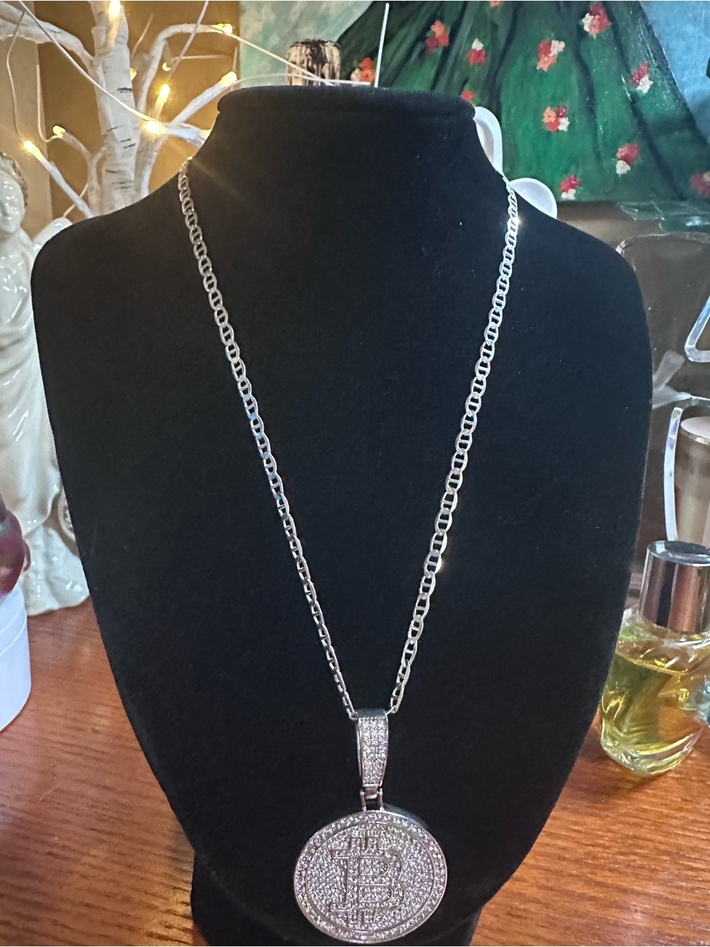 925 Sterling Silver Swarovski Bitcoin Pendant
Comes with 925 SS necklace
